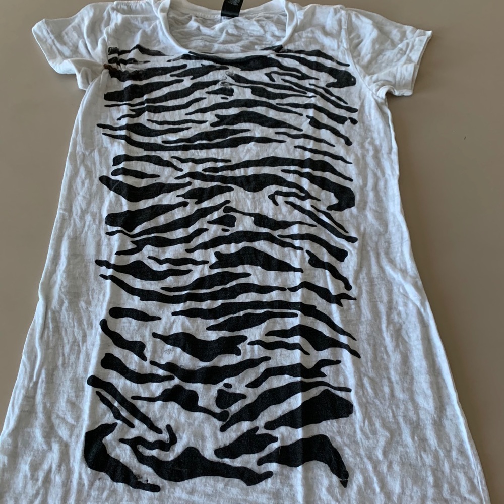 Extra long, thin tee. Animal print.